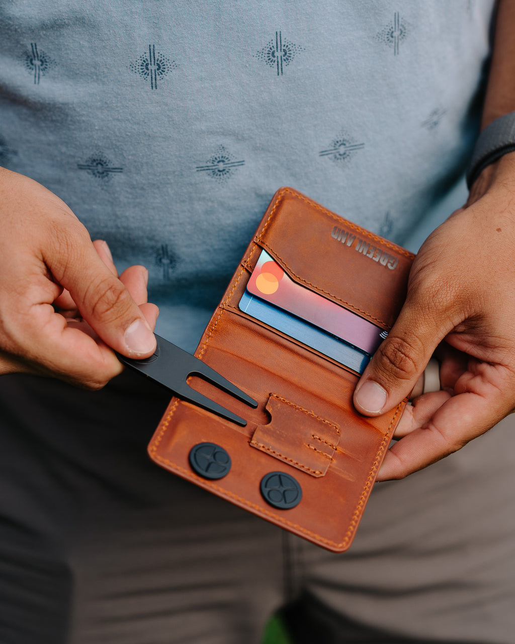 Fairway Wallet divot tool in use